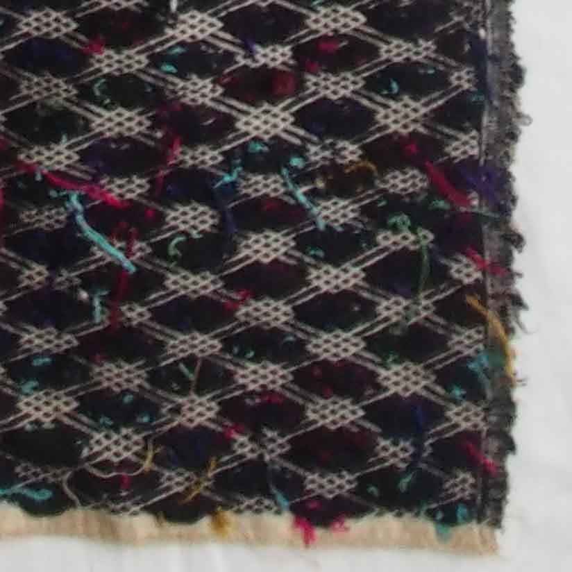 中国貴州省で入手、約300の格子状菱形紋に6花弁紋を加えた、少数民ミャオの刺繍布