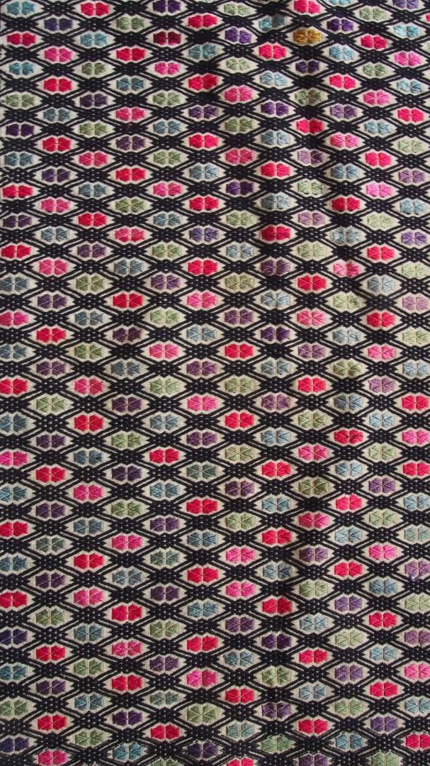 中国貴州省で入手、約300の格子状菱形紋に6花弁紋を加えた、少数民ミャオの刺繍布