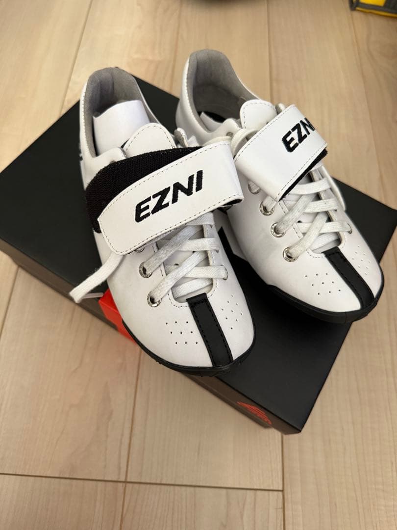 EZNI ホワイトシューズ 23.5㎝