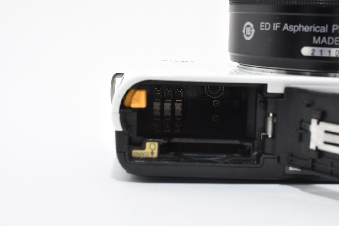 NIKON 1 J1 ホワイト＋10-30mm ショット数27600回 カメラ