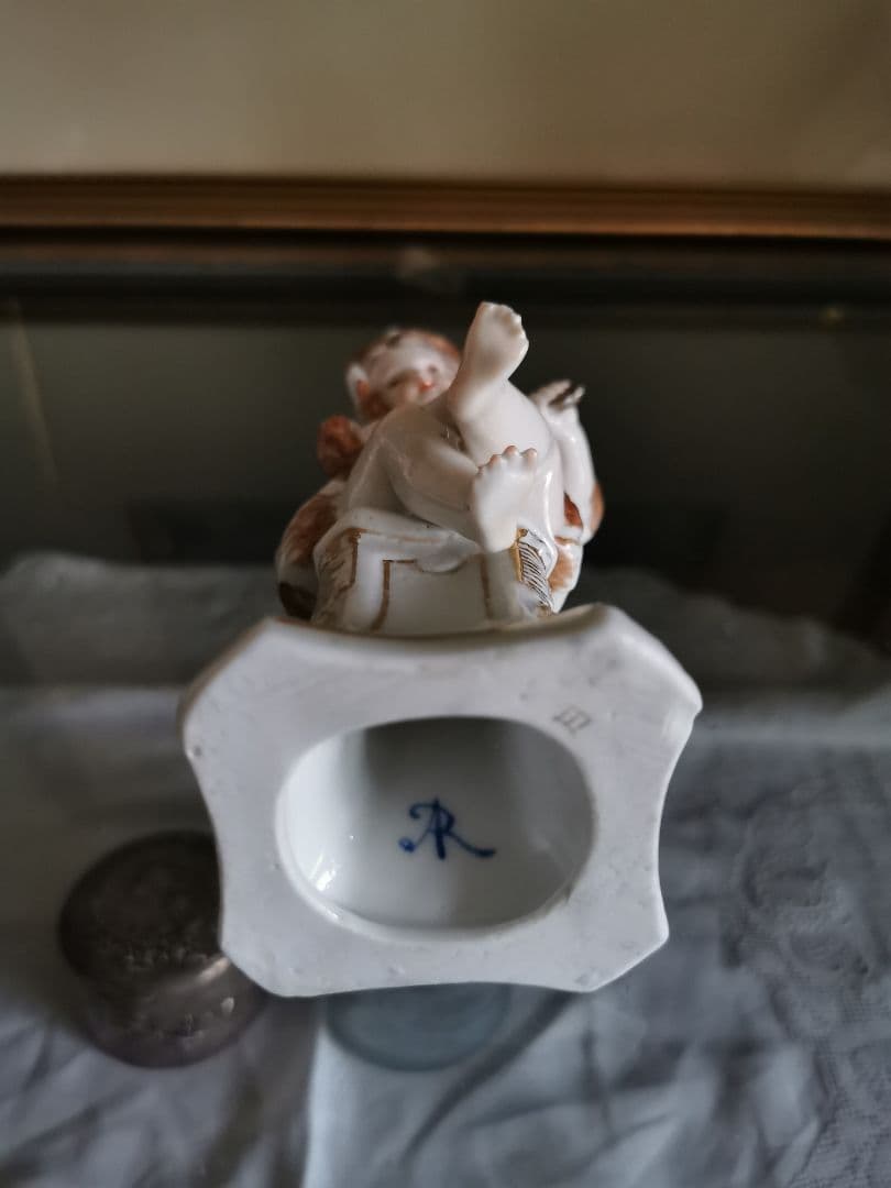 アンティークドイツ 18世紀初期マイセン希少ARⅢポーセリン人形 ポットとマント