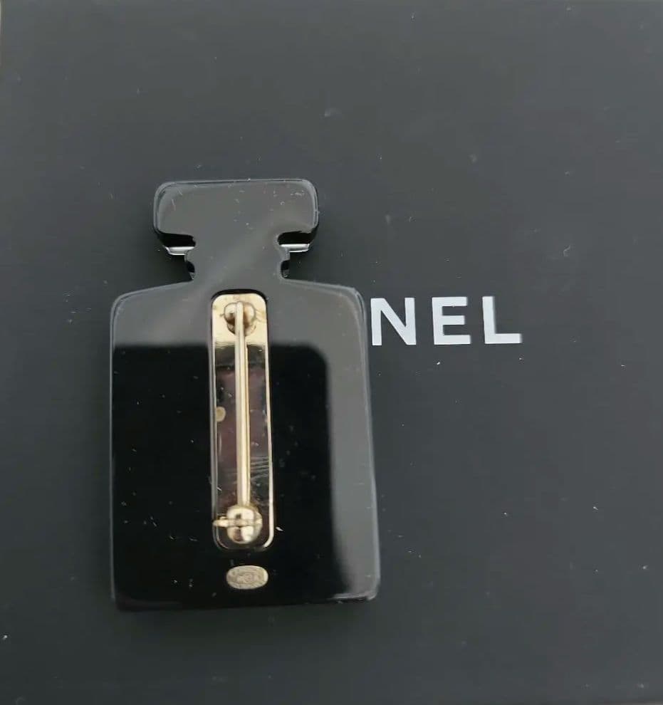 CHANEL香水ブローチ