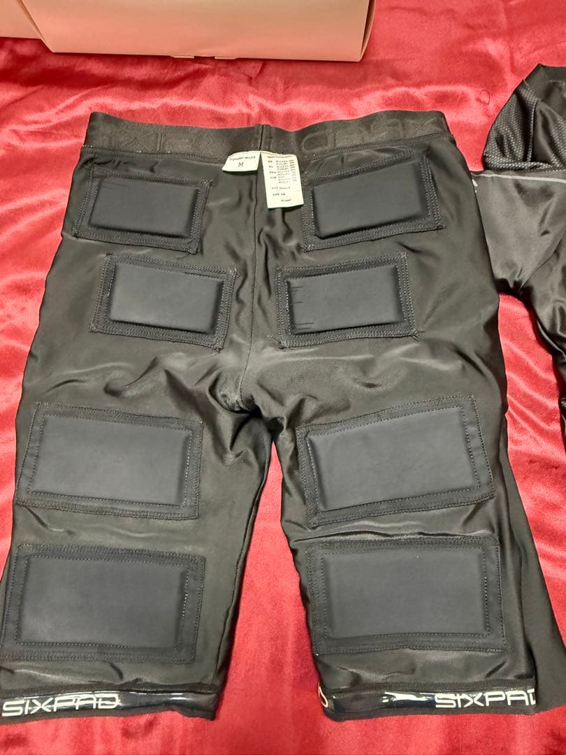 SIXPAD トレーニングシャツ＆パンツセット S/M綺麗な状態です！