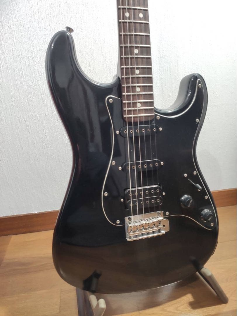 フェルナンデス　ブラックエレキギター ストラトキャスタータイプ