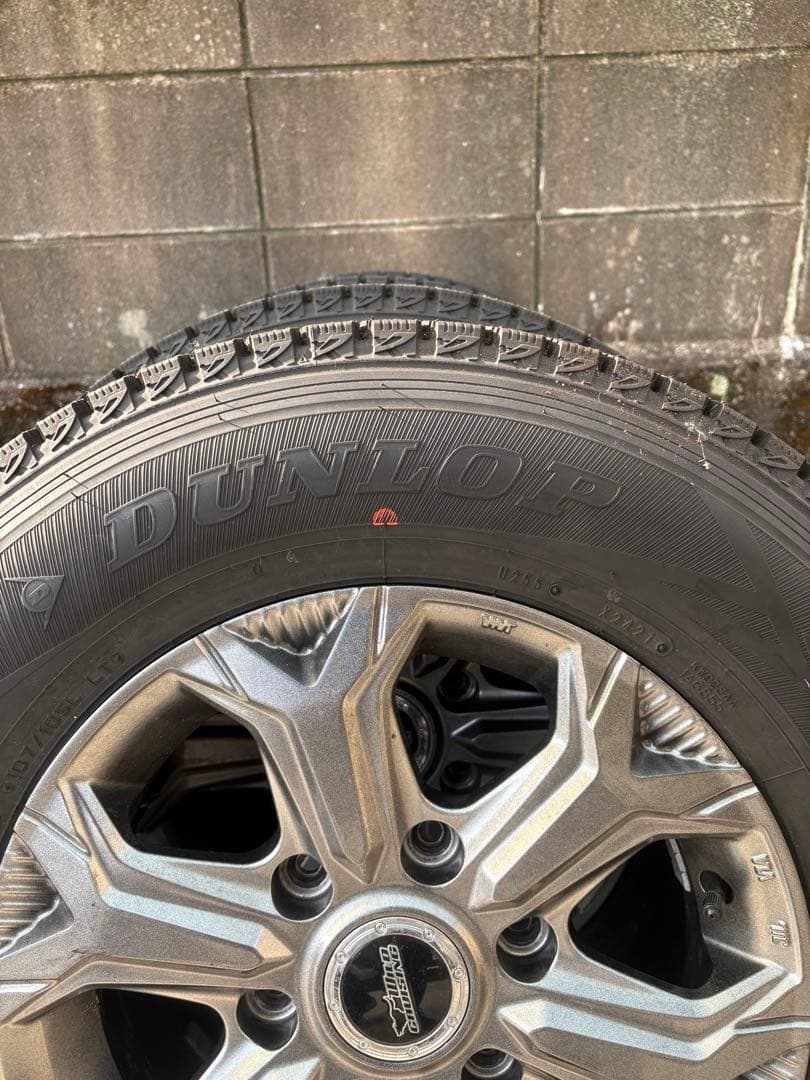 ￼ハイエースキャンパー冬タイヤアルミホイール付き