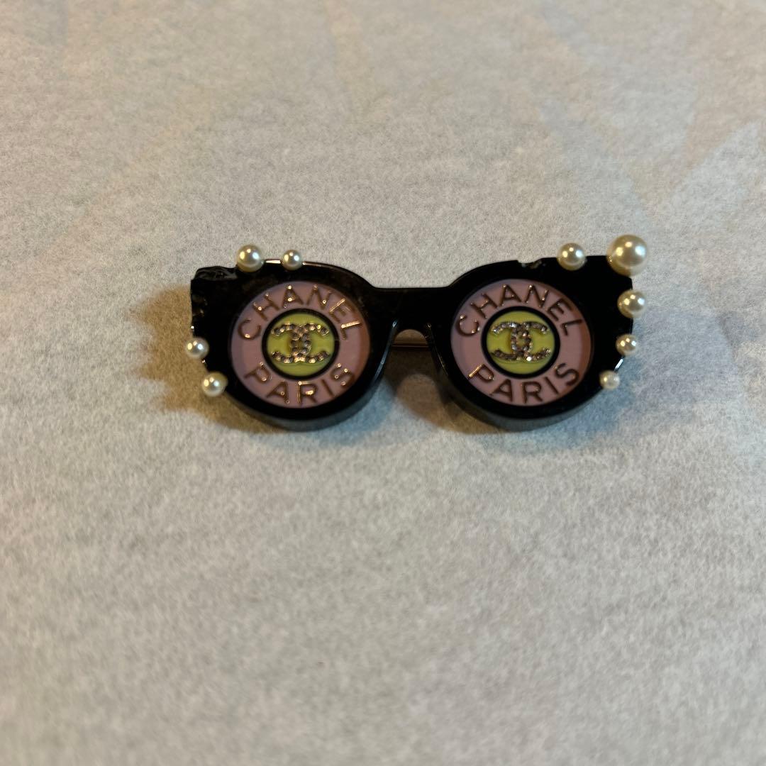 CHANEL メガネブローチ