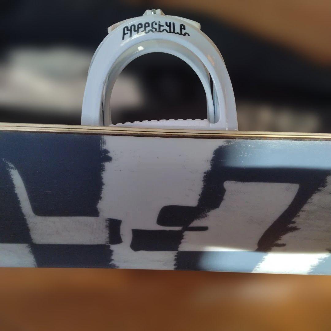 スノボ　スノーボード　白　BURTON　板　雪　レジャー　メンズ　訳あり