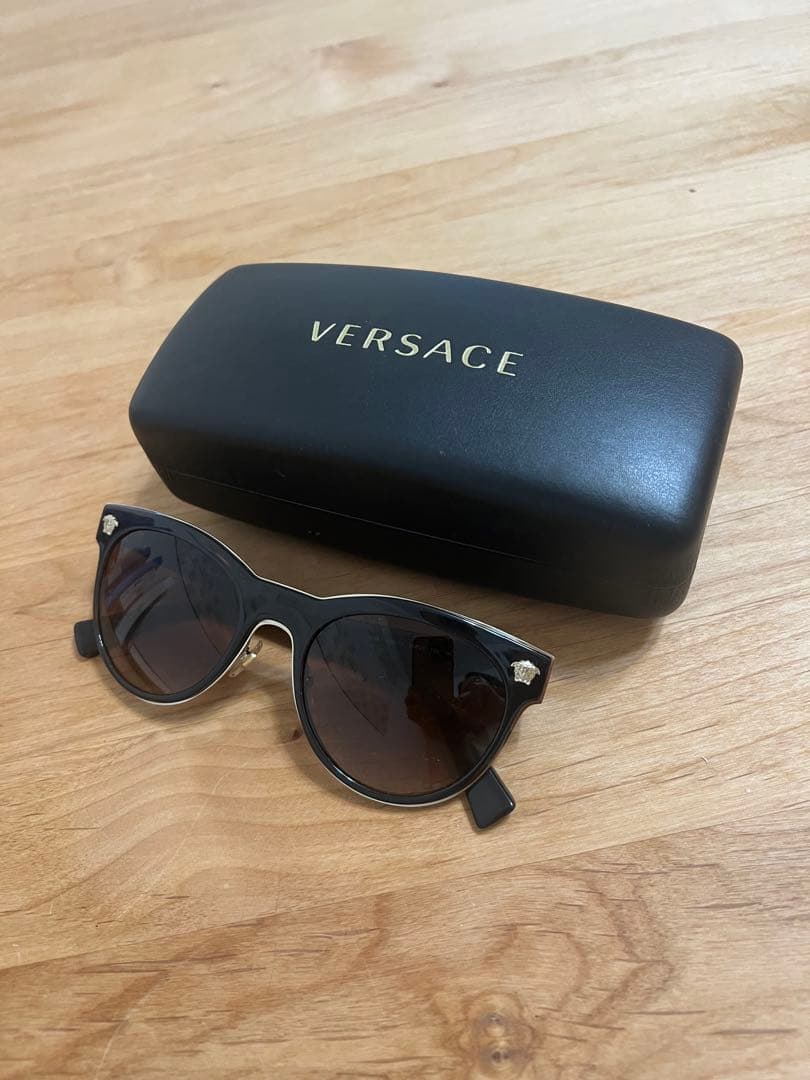 VERSACE キャットアイサングラス ブラック