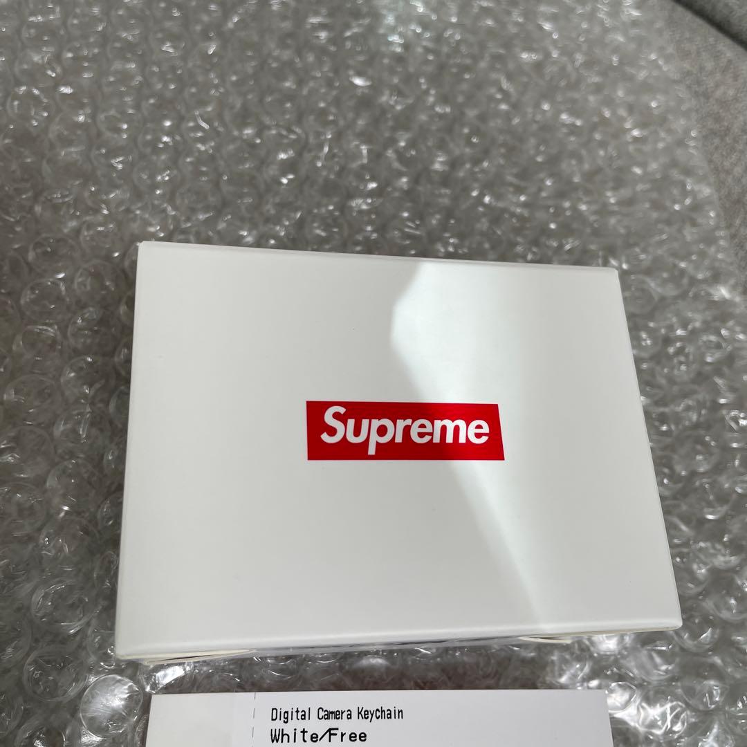 supreme デジタル　カメラ　キーチェーン