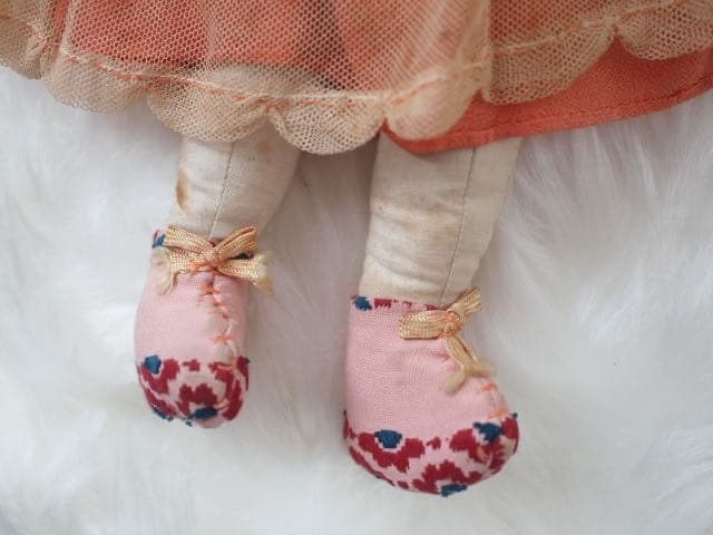 ＜イギリス　ヴィンテージ＞赤いドレスの女の子ドール