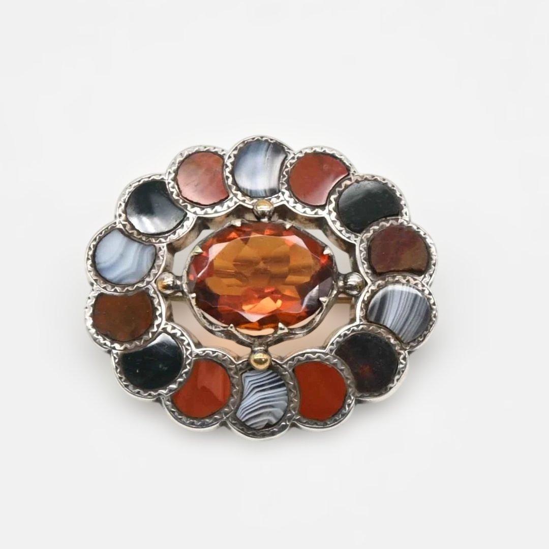 花型の銀製ブローチ　楕円形　スコティッシュ　s0079