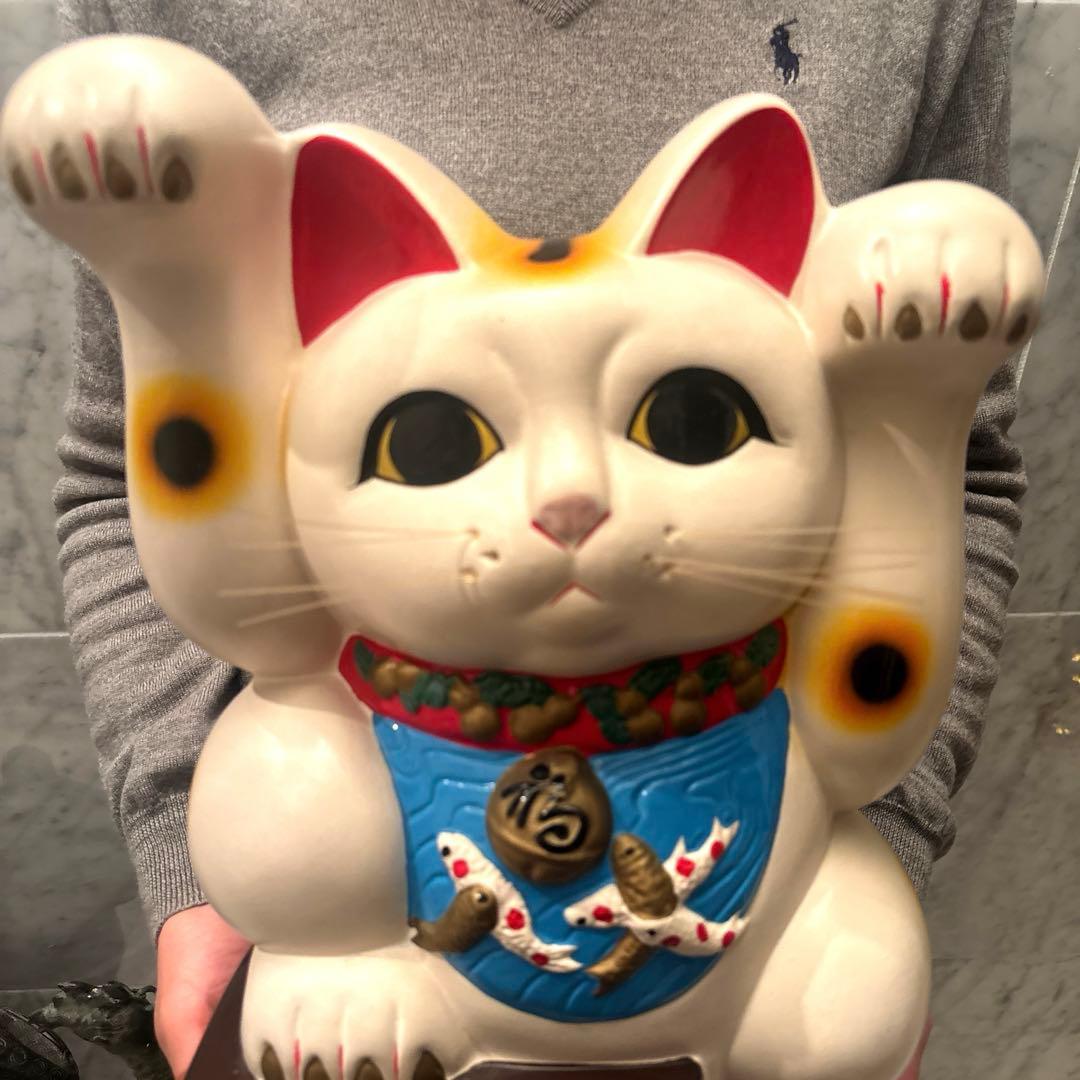 ヴィンテージ瞳や鯉の前掛けが美しい両手上げの金運・良き人を呼ぶ欲張り招き猫