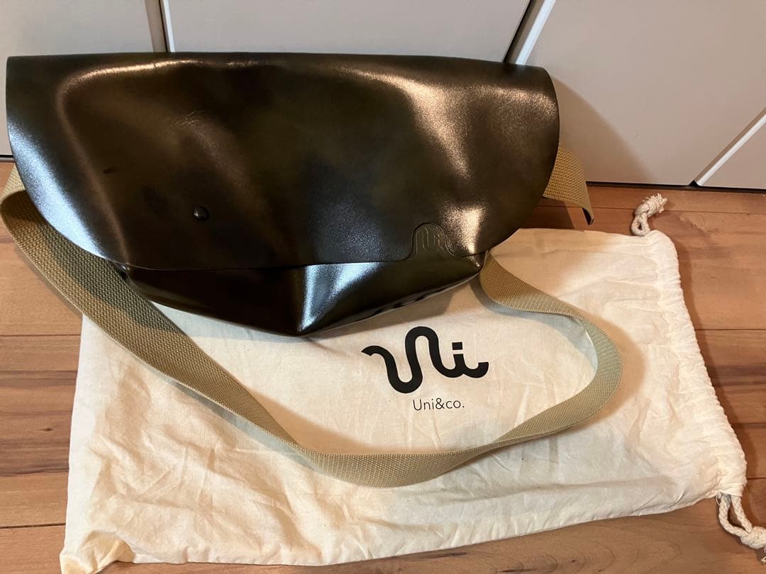 【新品タグ付き】Uni&co ダークグリーン メッセンジャーバッグ
