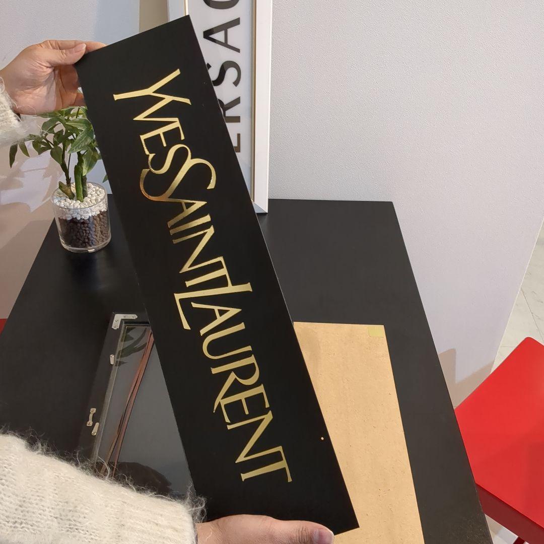 イヴ・サンローラン YSL ロゴ看板