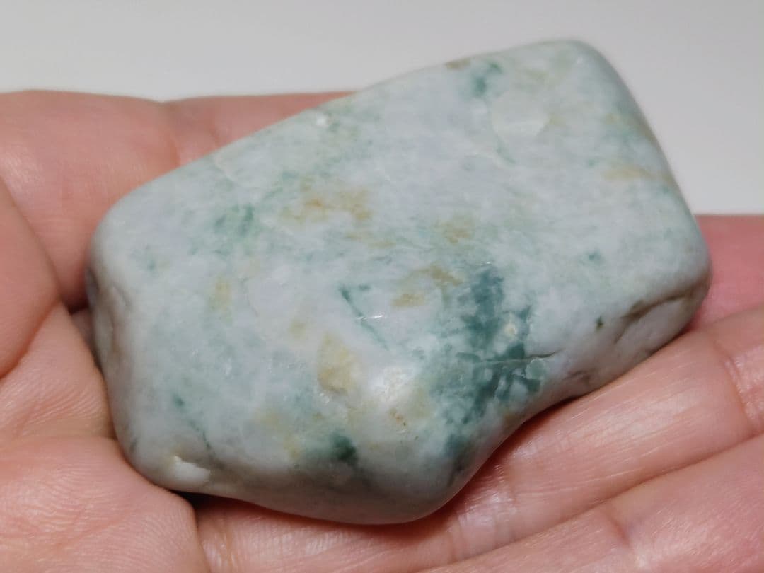 糸魚川161 翡翠 80g ヒスイ 原石 鑑賞石 自然石 誕生石 鉱物 鉱石