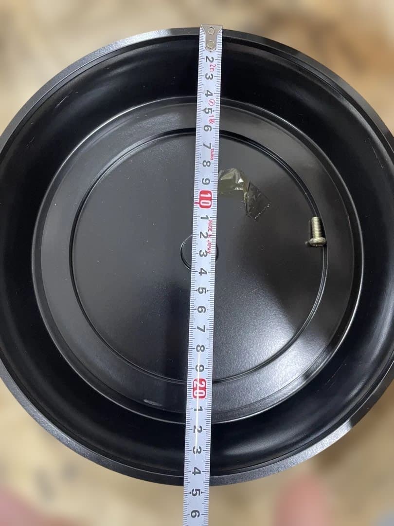 黒い円形プレートと白いプレートセット