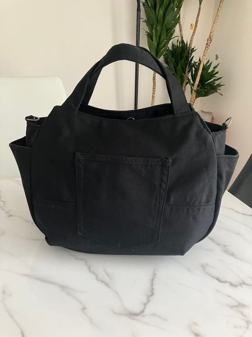 874 あつこ　大きめ黒花柄　デニムリメイクバック　ハンドメイド 2点