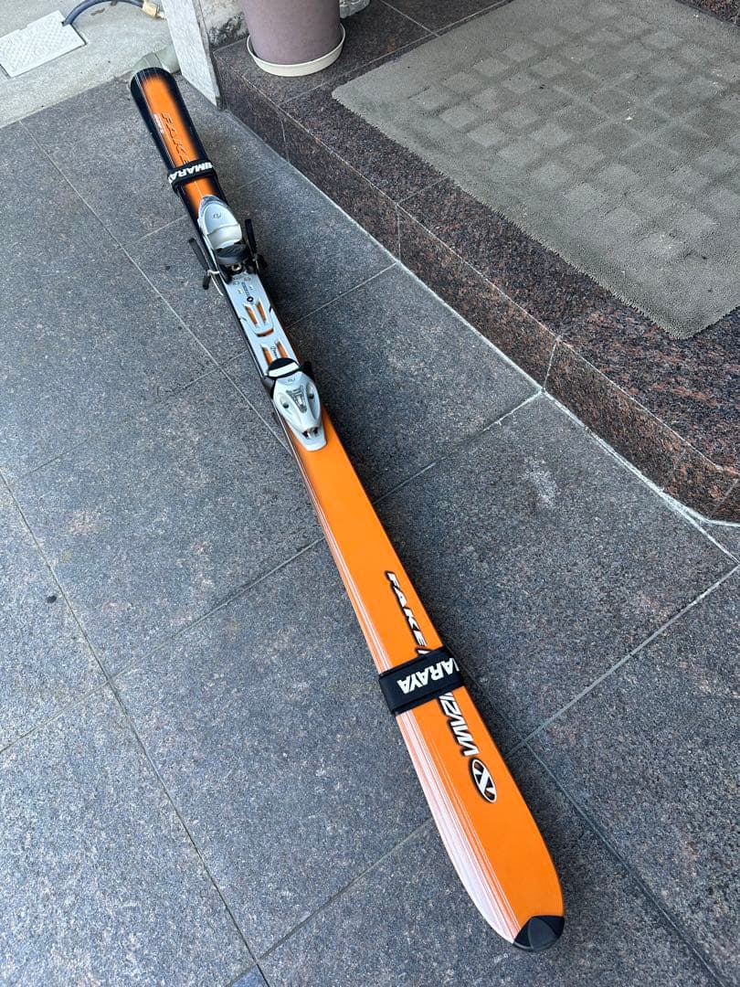 スキーウェア、スキー板、スキー靴、スキースティック