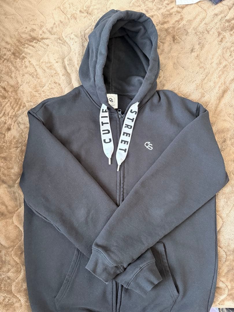 CUTIE STREET ジップアップパーカー とTシャツ