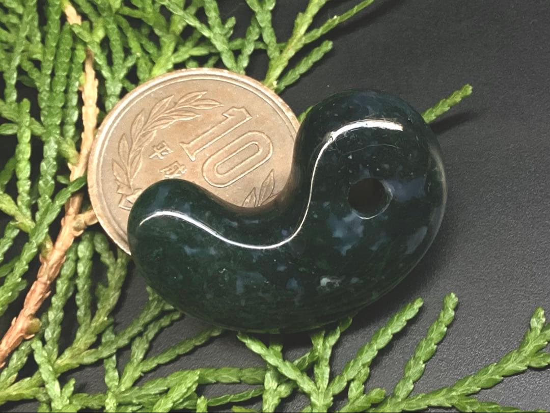 ✳最上位‼️出雲石【碧玉】勾玉　浮き草*雪輪のW文様入りのコレクション展示品お宝‼️