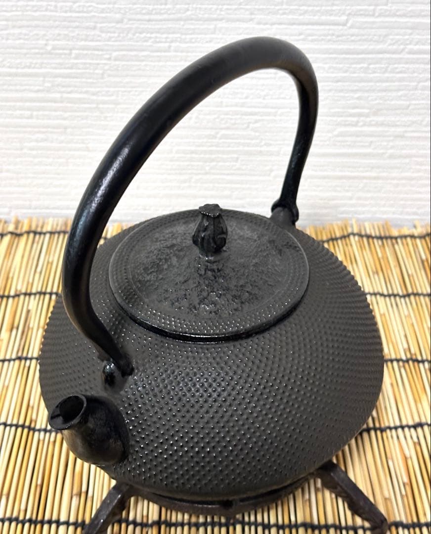 未使用、タグ付　南部秀山 佐藤 勝弘作　１５型アラレ　鉄瓶　南部鉄瓶　南部鉄器