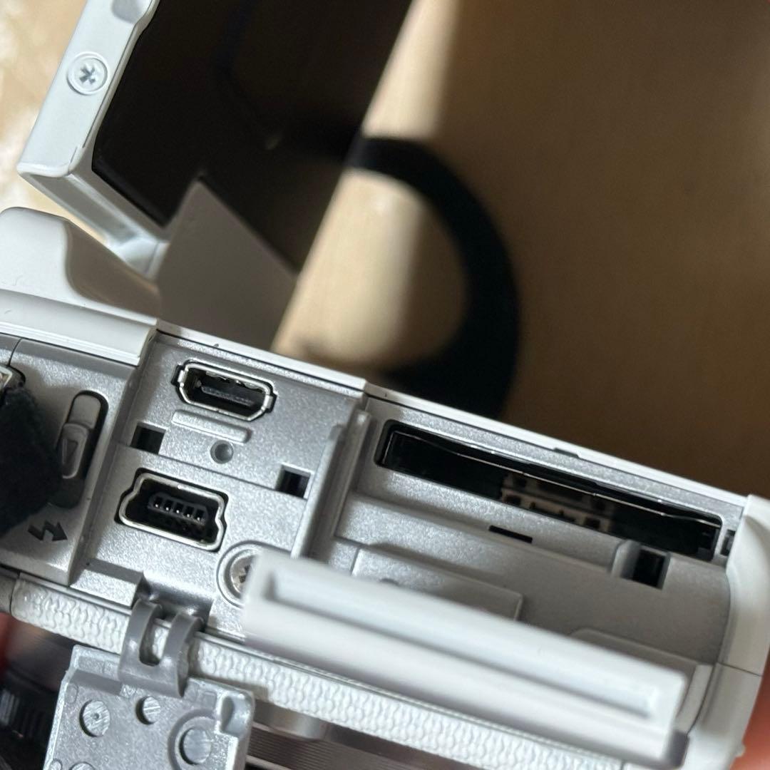 【本日限定】キャノン Canon EOS M100 ホワイト ミラーレス一眼