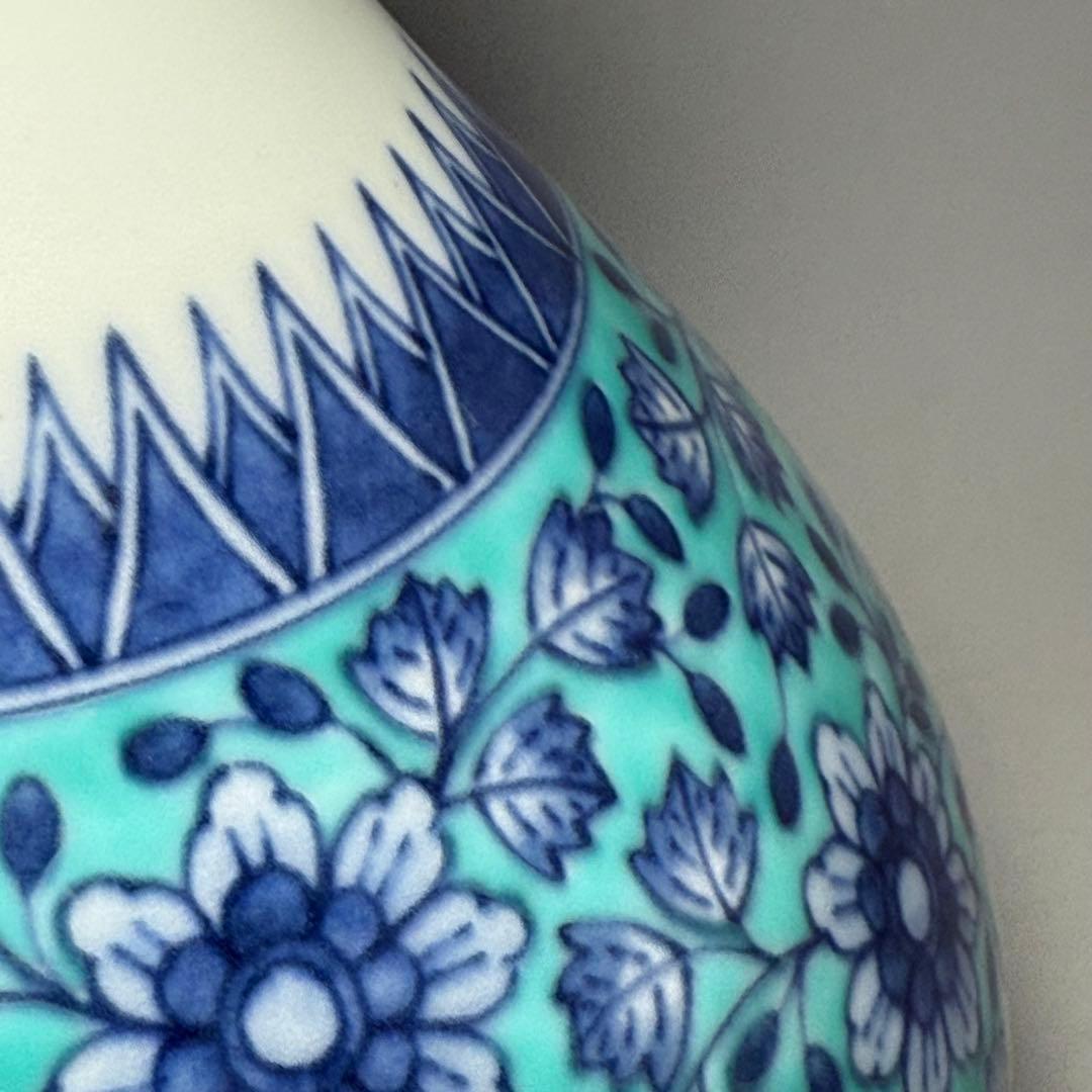 人間国宝　十三代今泉今右衛門　本人作　色絵緑地草花文様更紗文花瓶　仕立て箱付