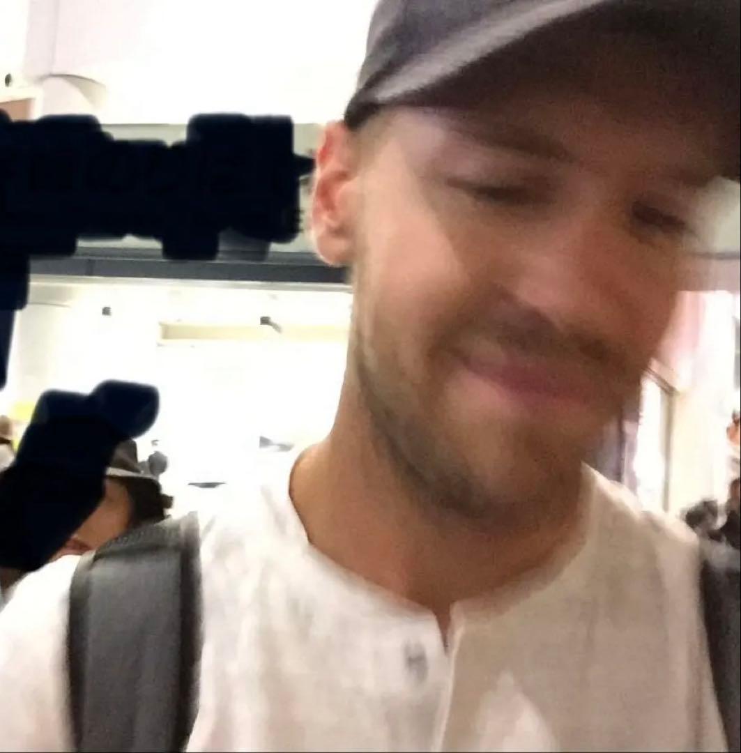 （美品）F1 Ferrari セバスチャンベッテル 直筆サイン入り1/2